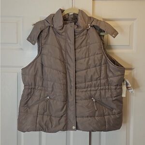 American Rag Puffer Vest Women’s size 3X. Removable hood. Brand New With Tags.